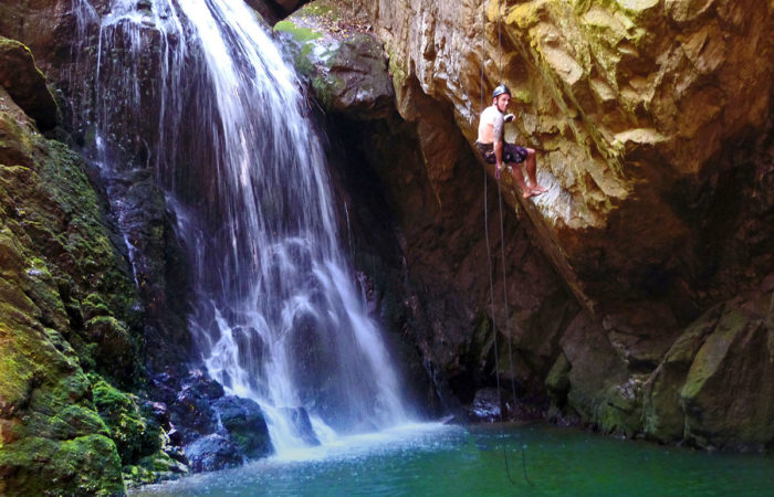 Foto: Rapel na Cachoeira da Esmeralda