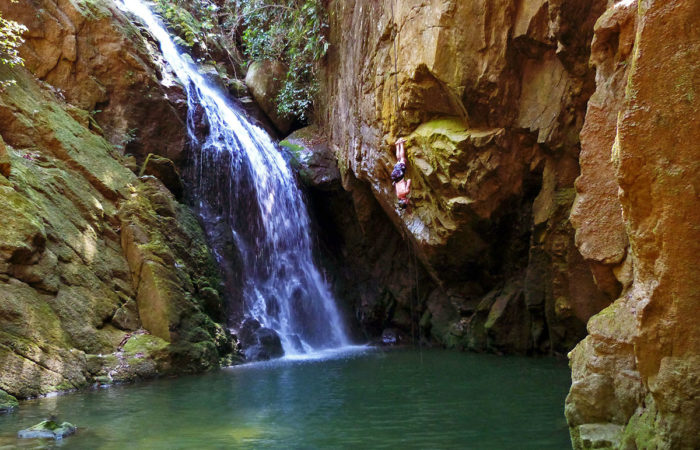 Foto: Rapel na Cachoeira da Esmeralda